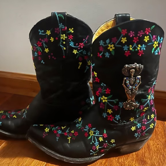 Old Gringo Shoes - Old Gringo Black Floral Embroidered Heeled Boots